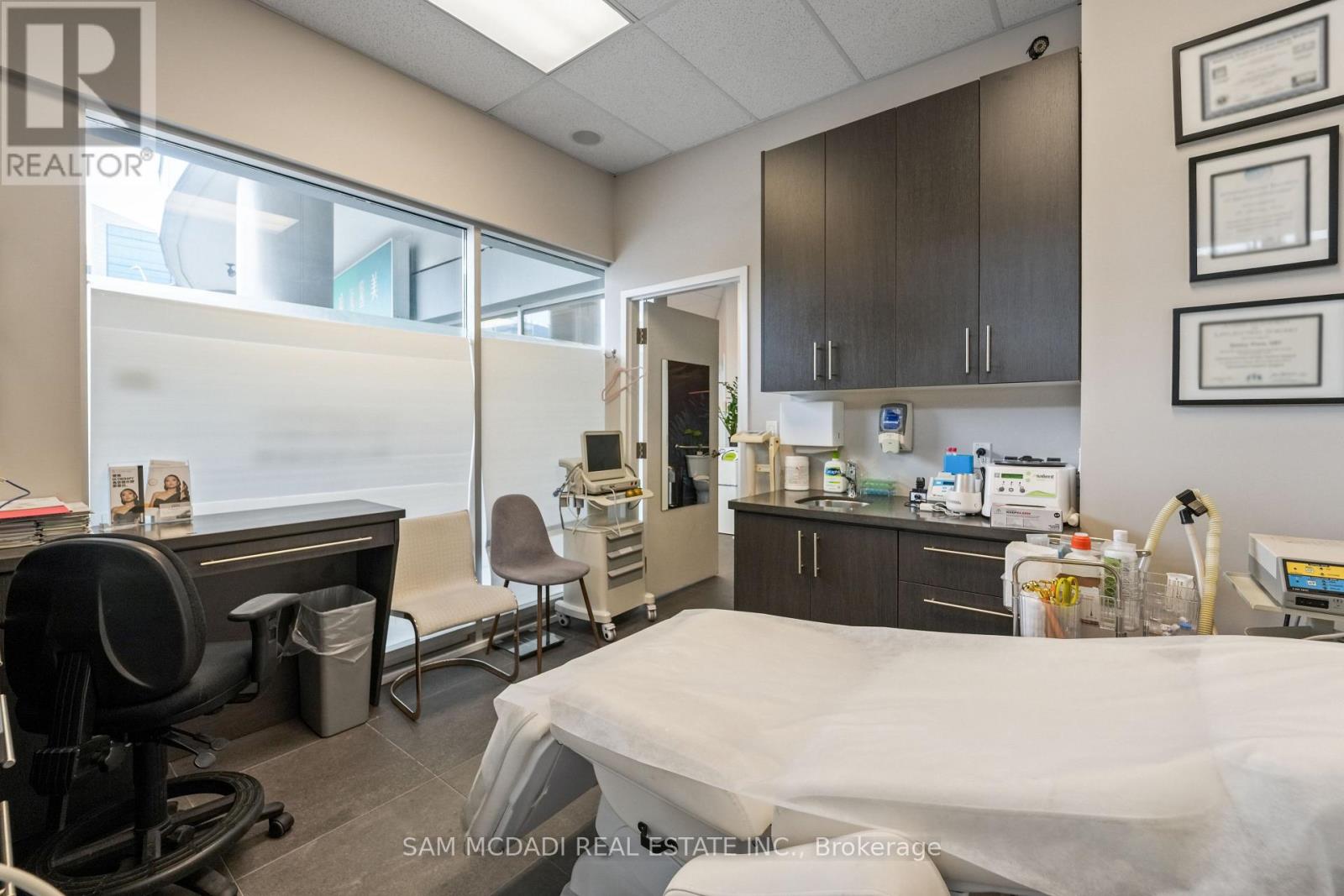 Photo 10 of A 26 27 505 Highway 7 E, Markham ON