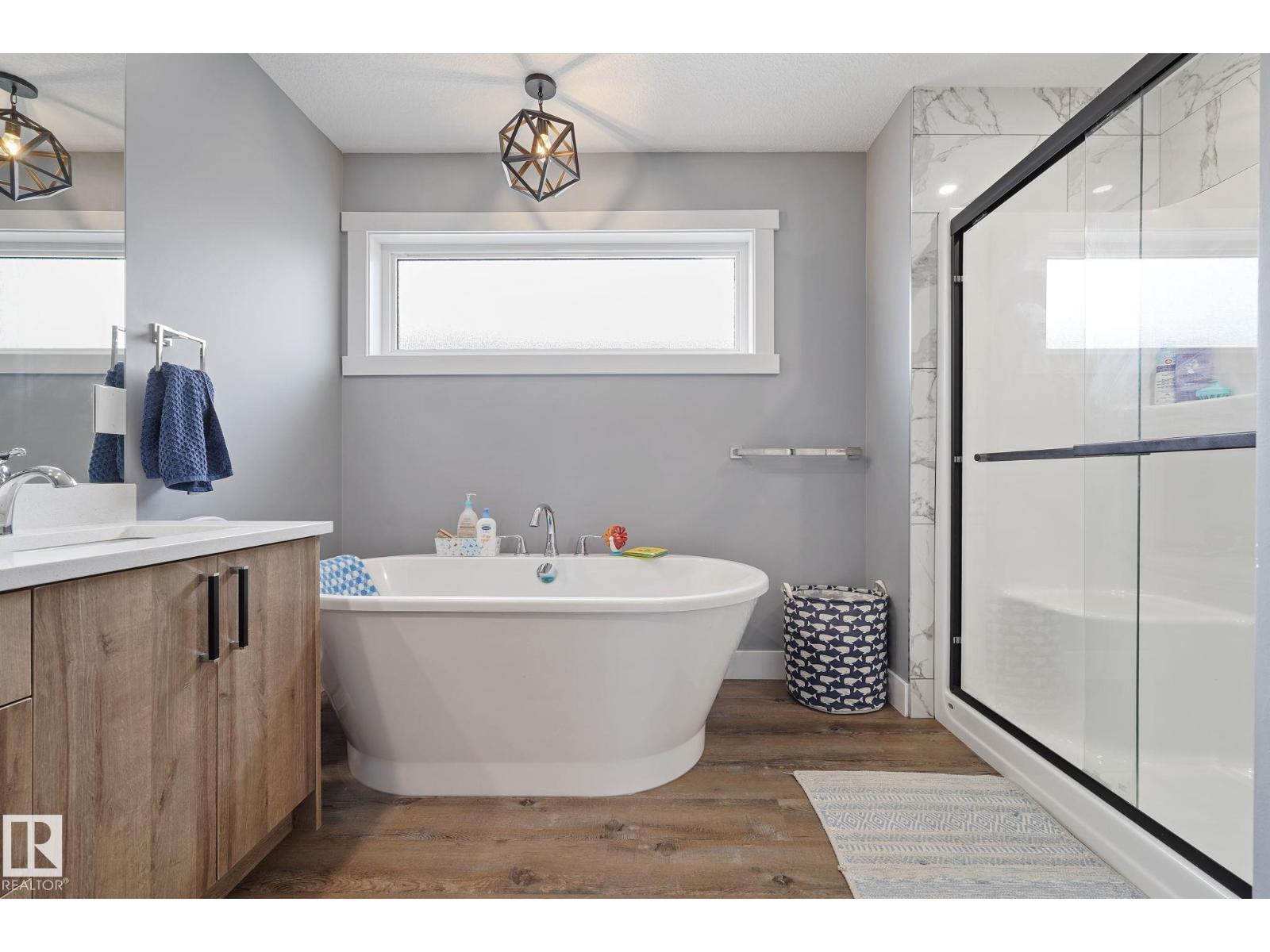 Photo 65 of 5262 47 Av, Calmar AB