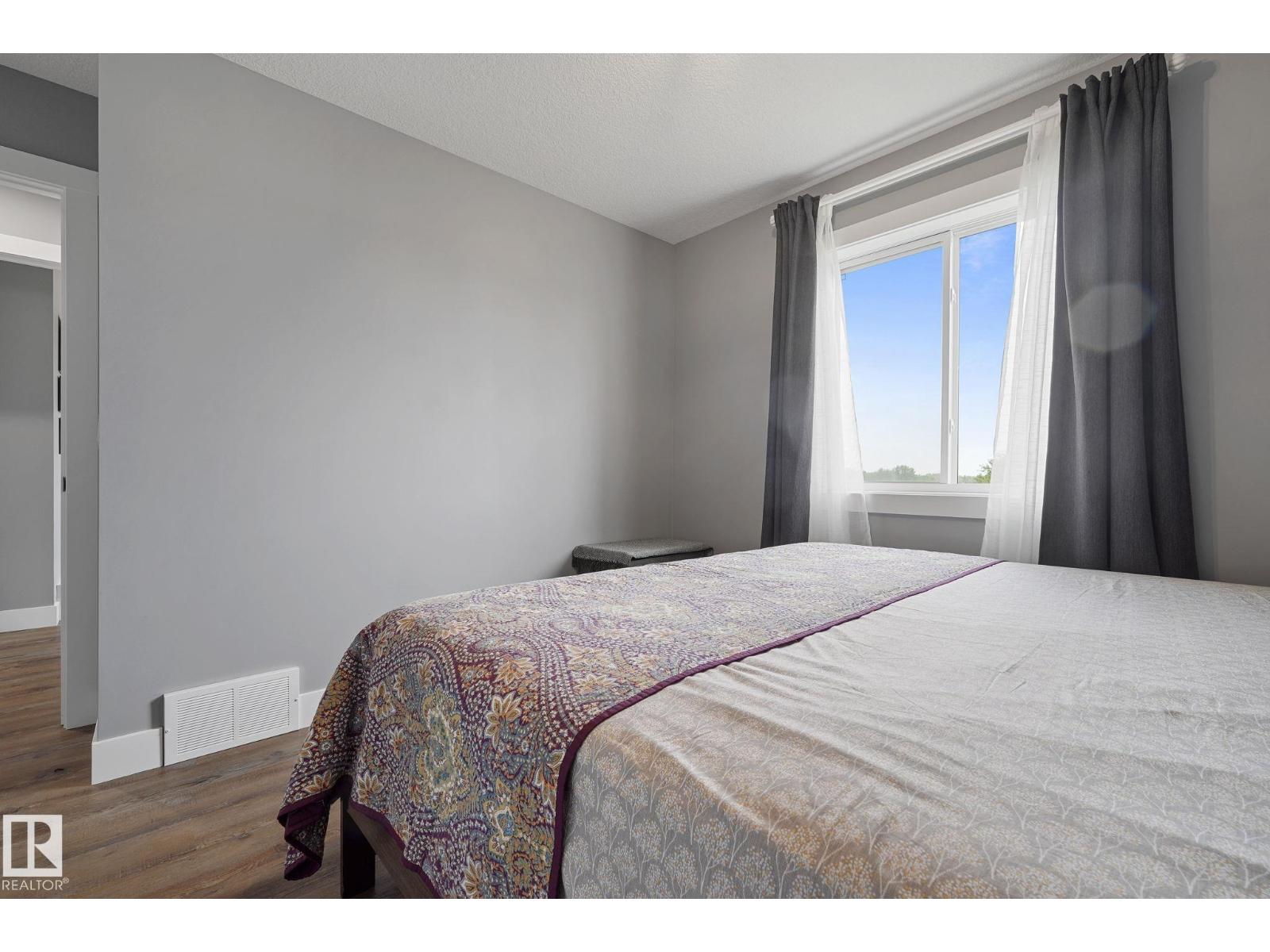 Photo 1 of 5262 47 Av, Calmar AB