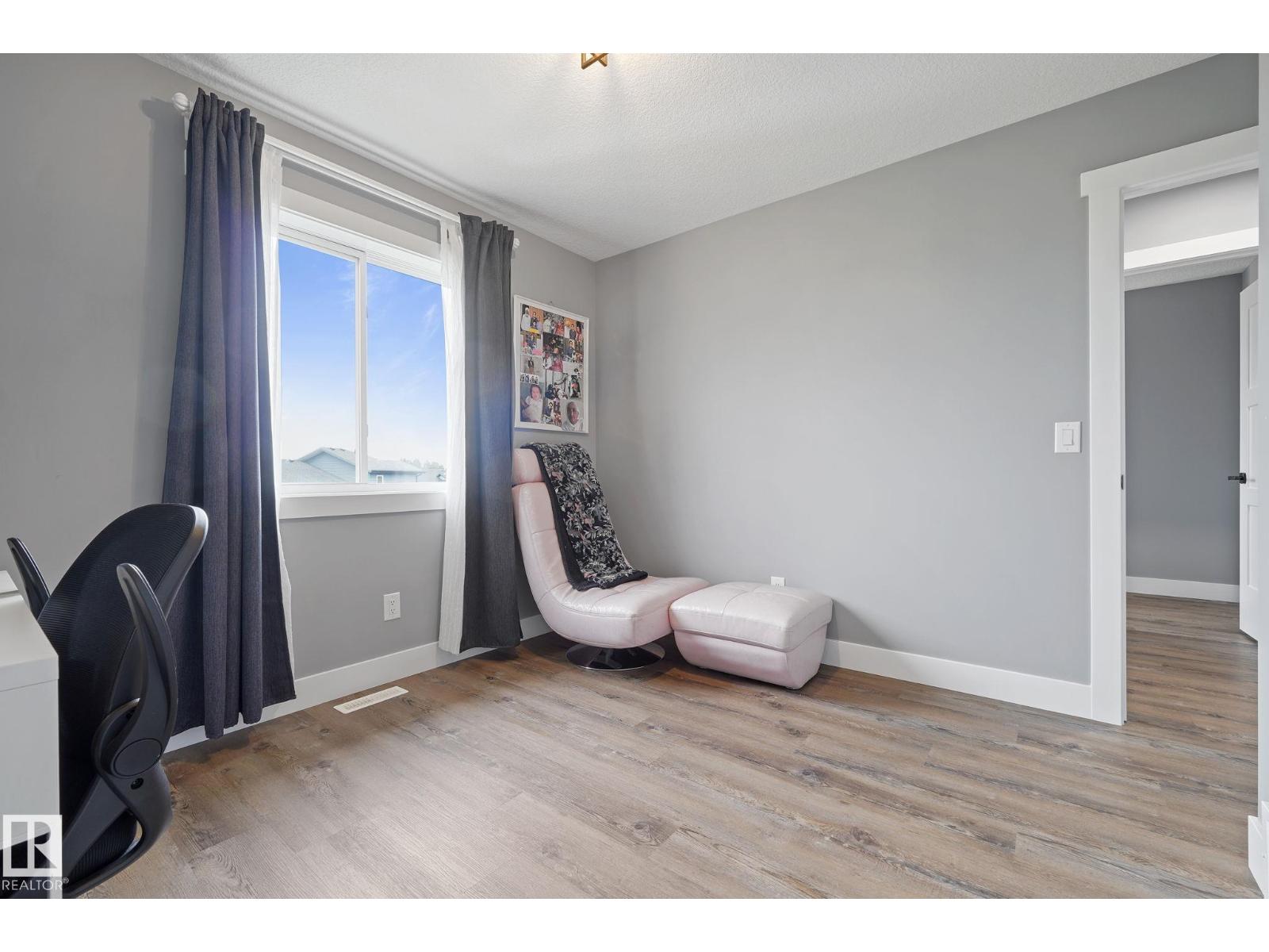 Photo 6 of 5262 47 Av, Calmar AB