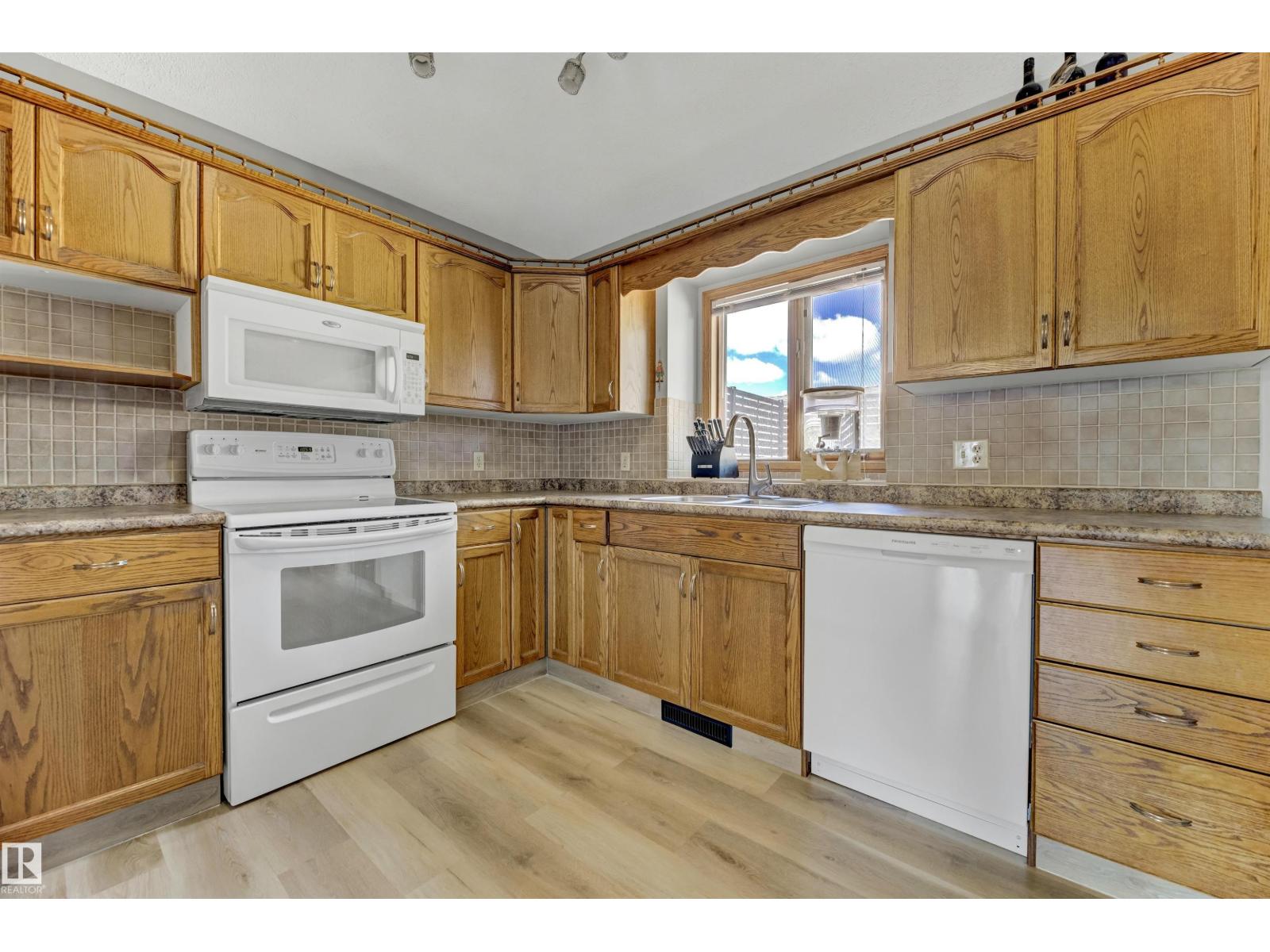 Photo 10 of 15240 59 A St Nw, Edmonton AB