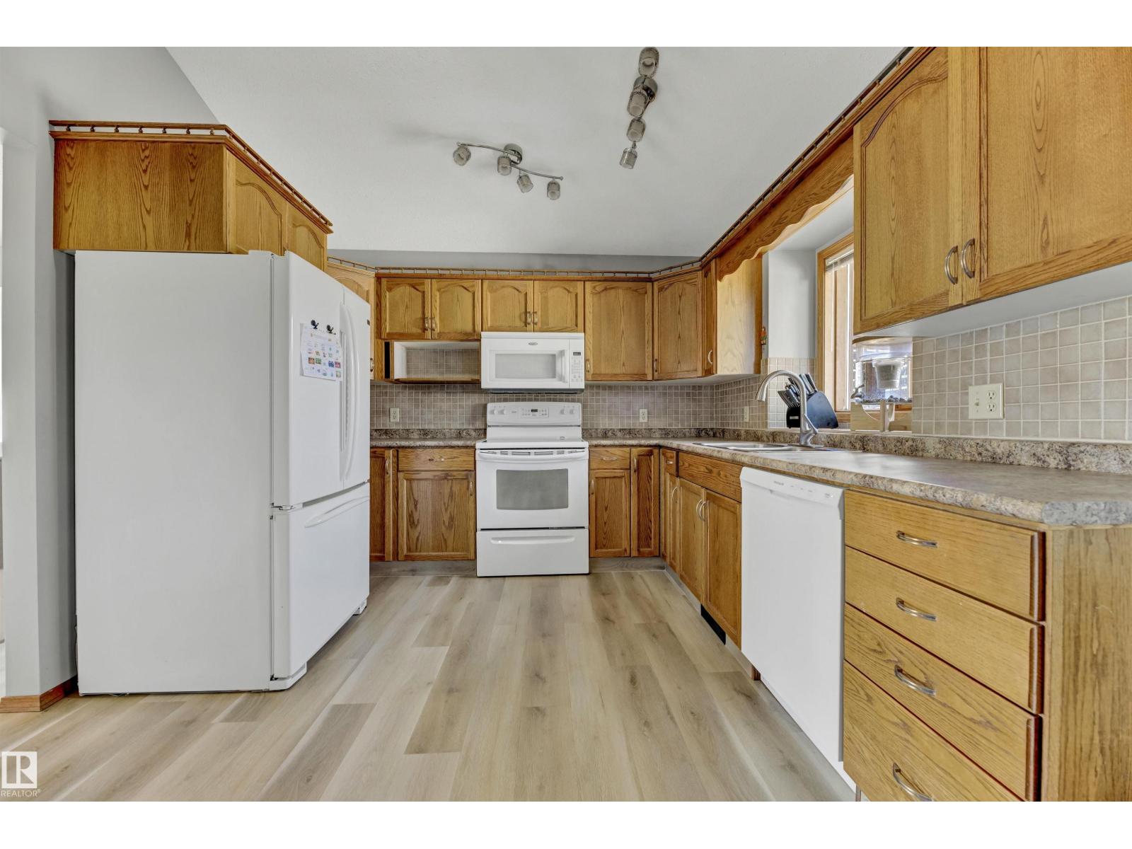 Photo 11 of 15240 59 A St Nw, Edmonton AB