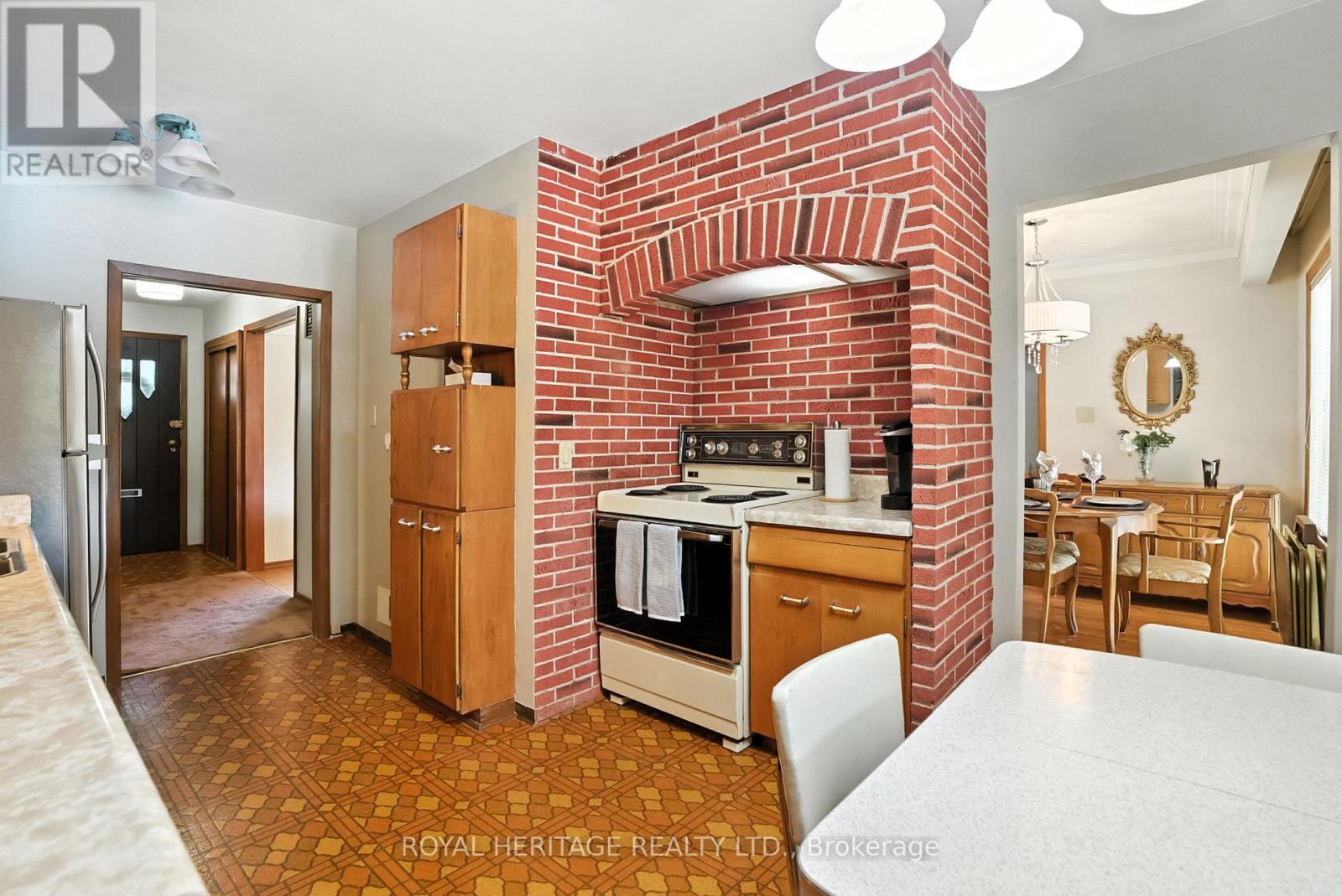 Photo 14 of 186 Meadow Road N, Whitby ON