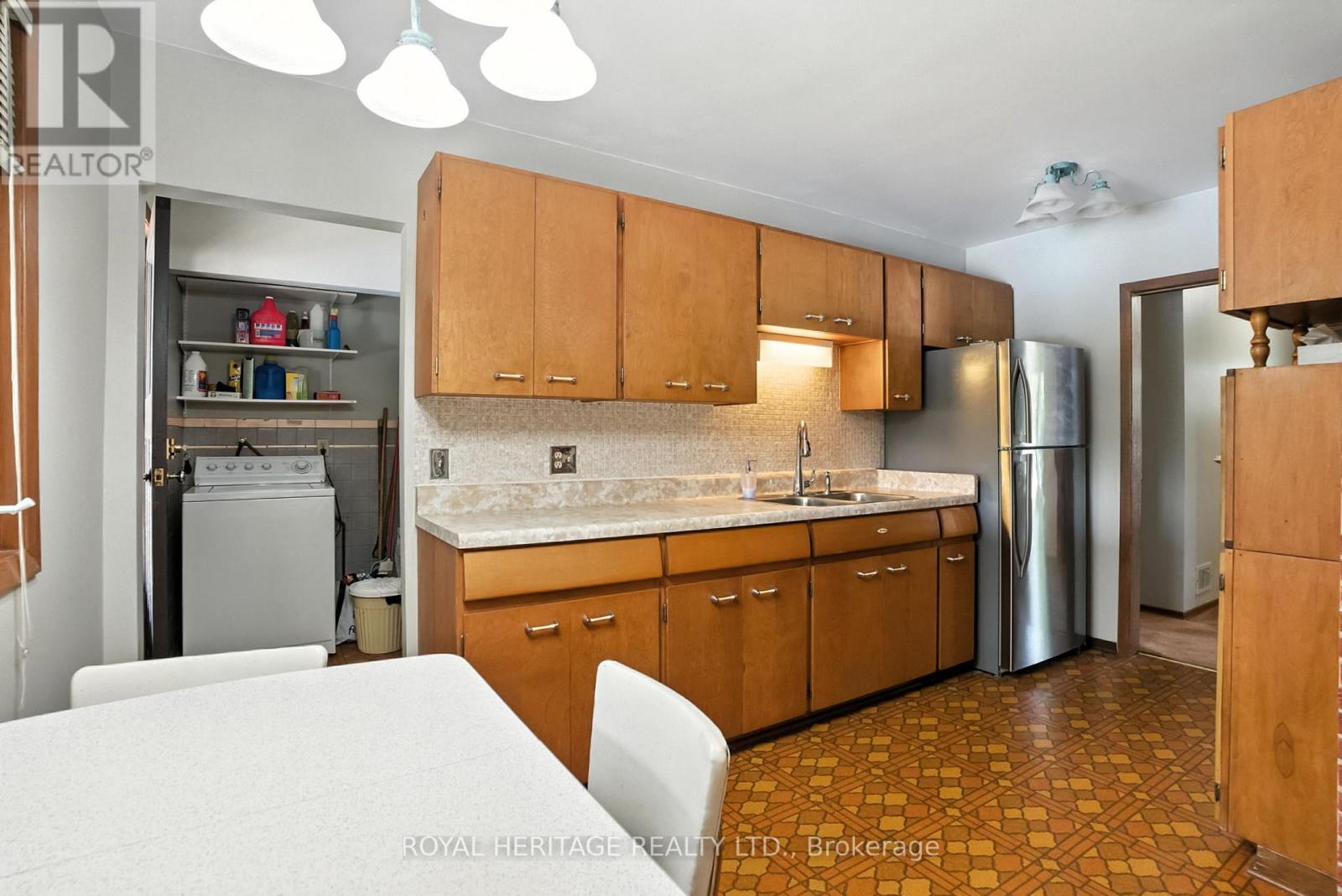 Photo 15 of 186 Meadow Road N, Whitby ON