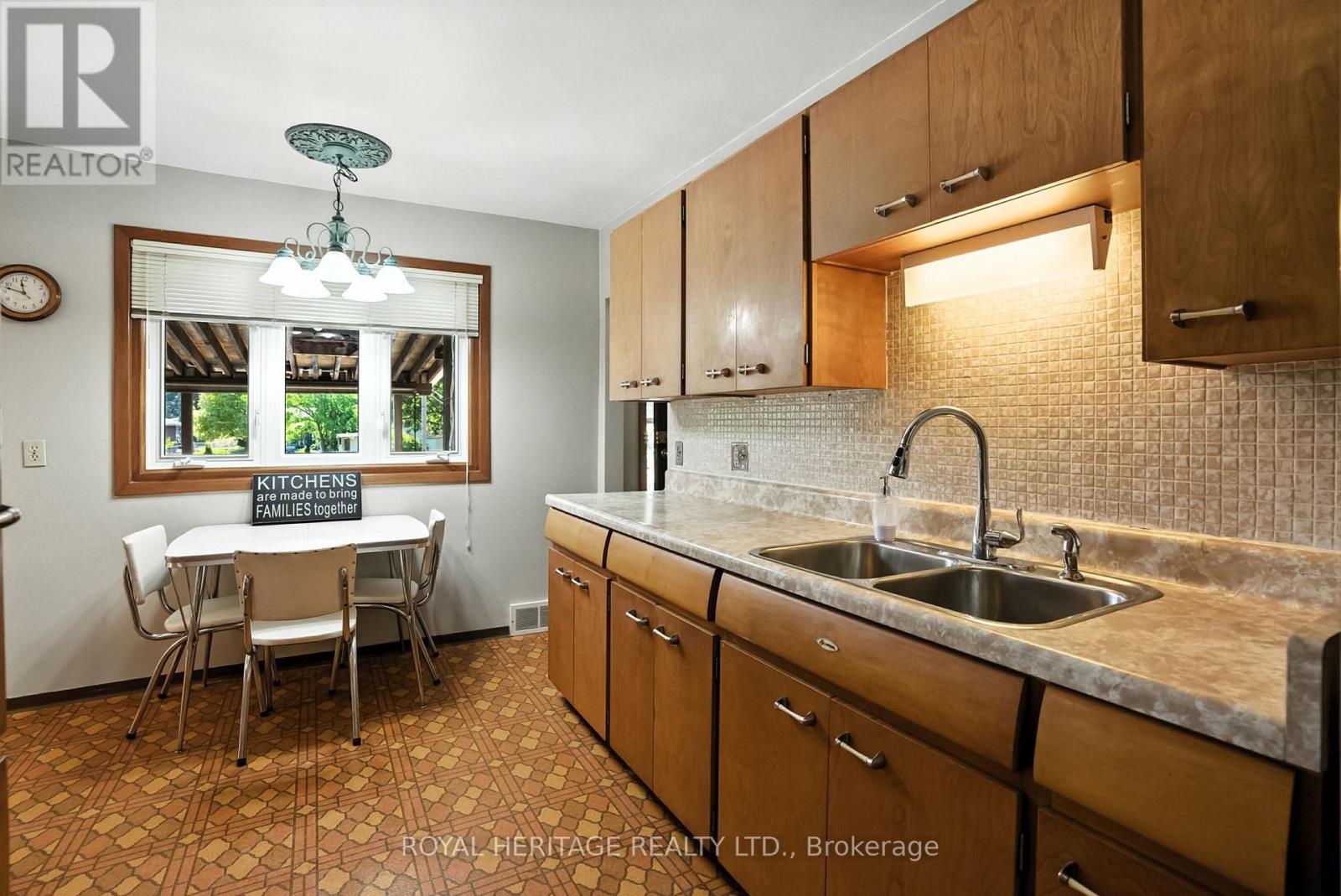 Photo 16 of 186 Meadow Road N, Whitby ON