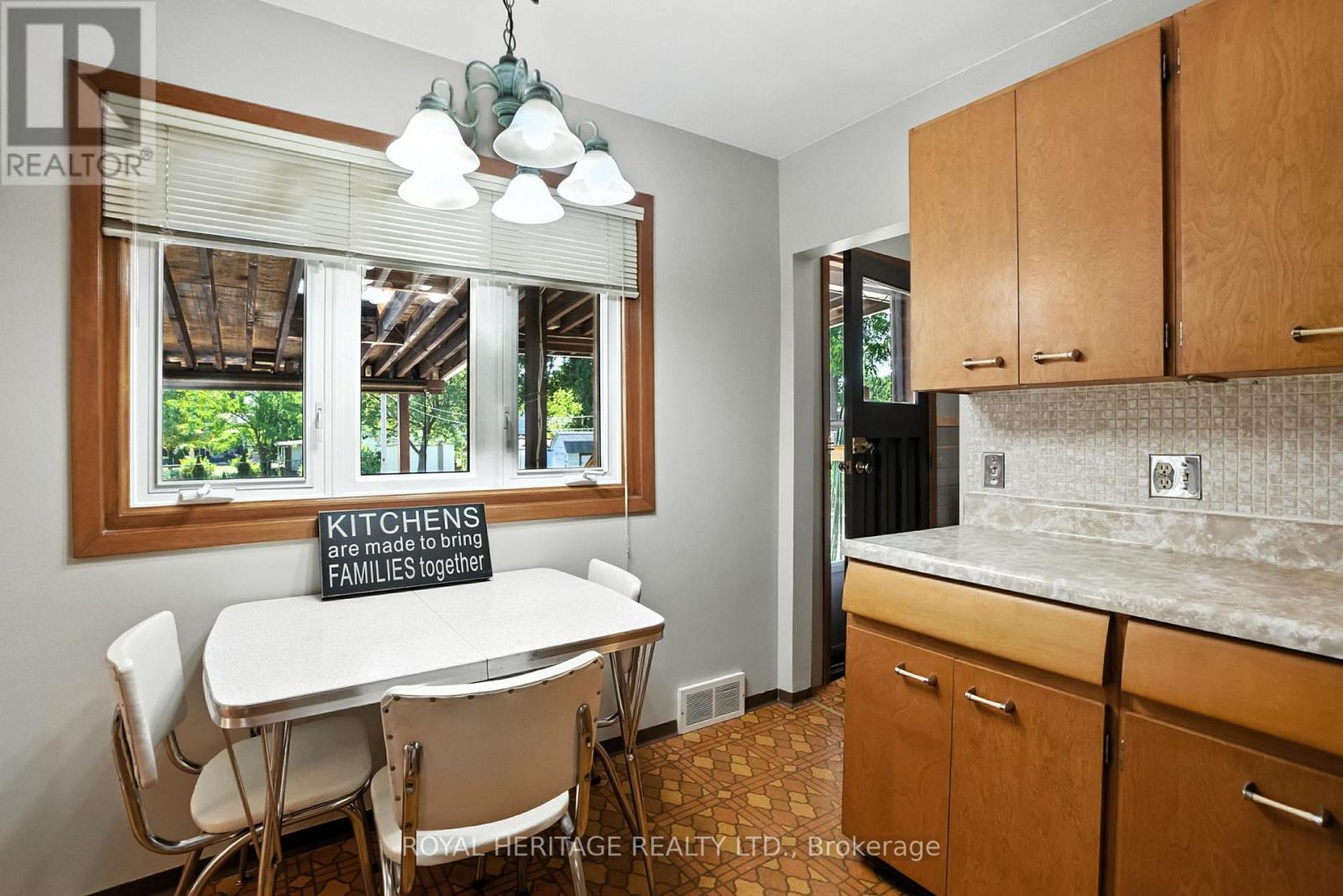 Photo 17 of 186 Meadow Road N, Whitby ON