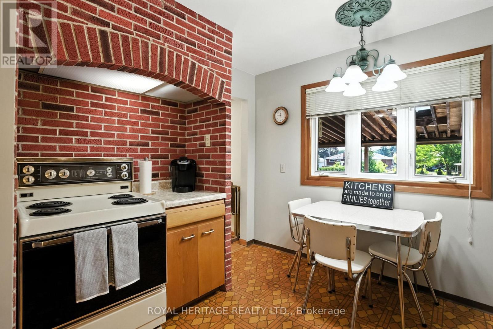 Photo 19 of 186 Meadow Road N, Whitby ON