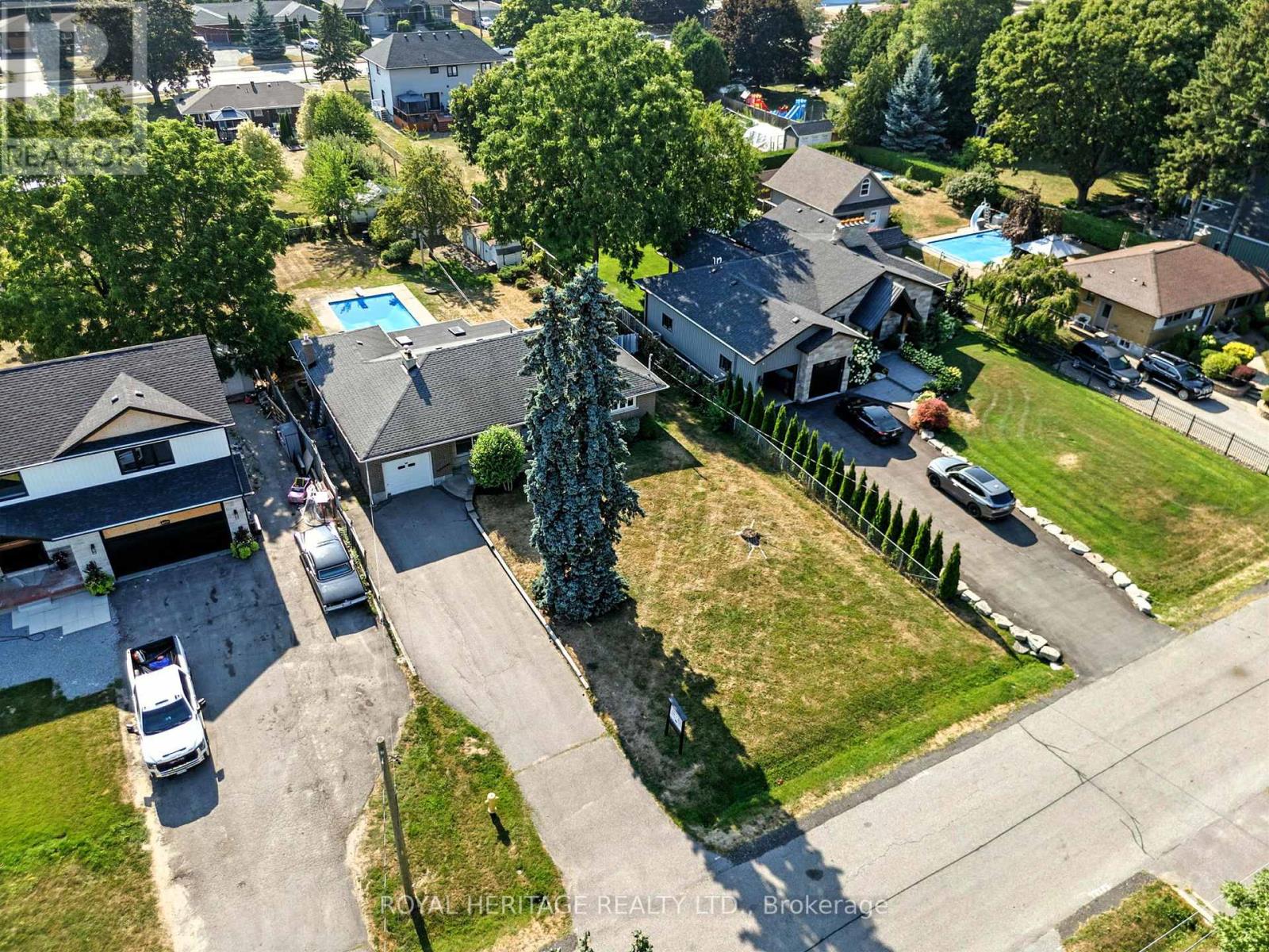 Photo 2 of 186 Meadow Road N, Whitby ON