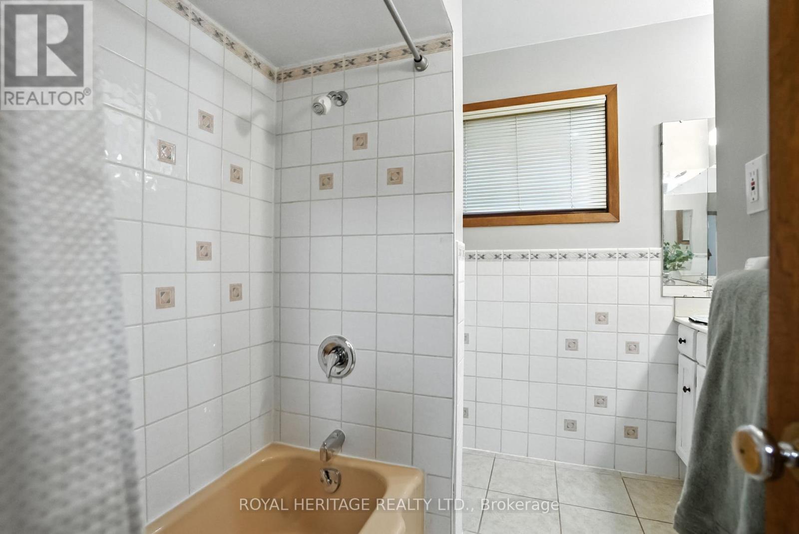 Photo 29 of 186 Meadow Road N, Whitby ON