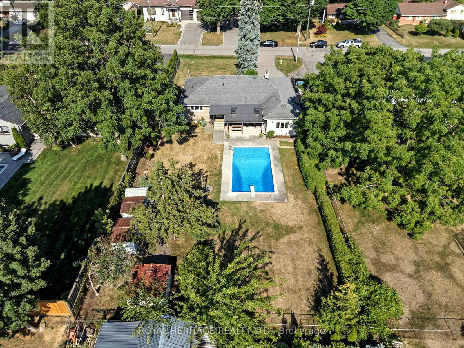 Photo 3 of 186 Meadow Road N, Whitby ON