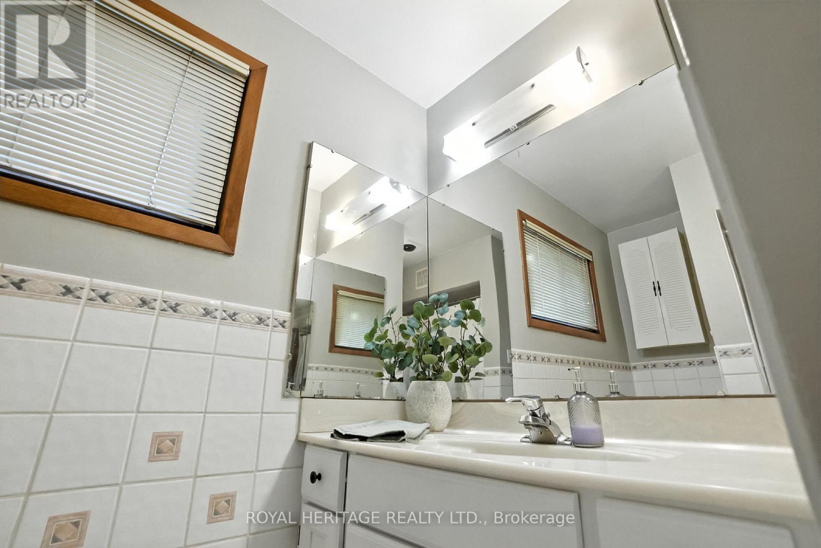 Photo 30 of 186 Meadow Road N, Whitby ON
