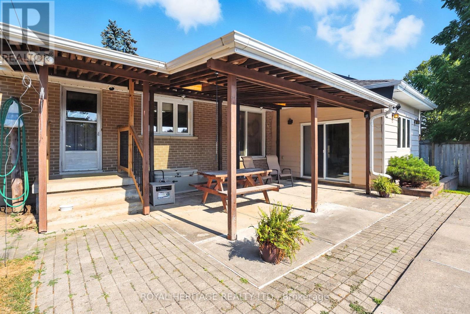 Photo 34 of 186 Meadow Road N, Whitby ON