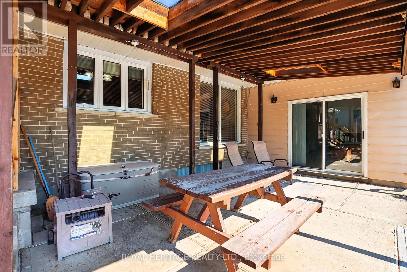 Photo 35 of 186 Meadow Road N, Whitby ON