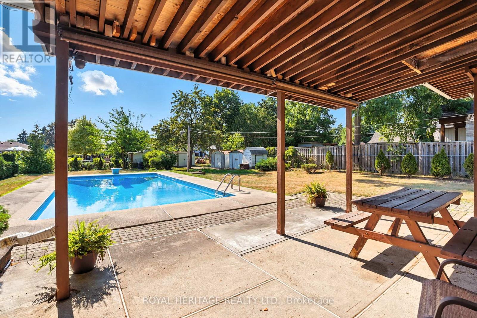 Photo 36 of 186 Meadow Road N, Whitby ON