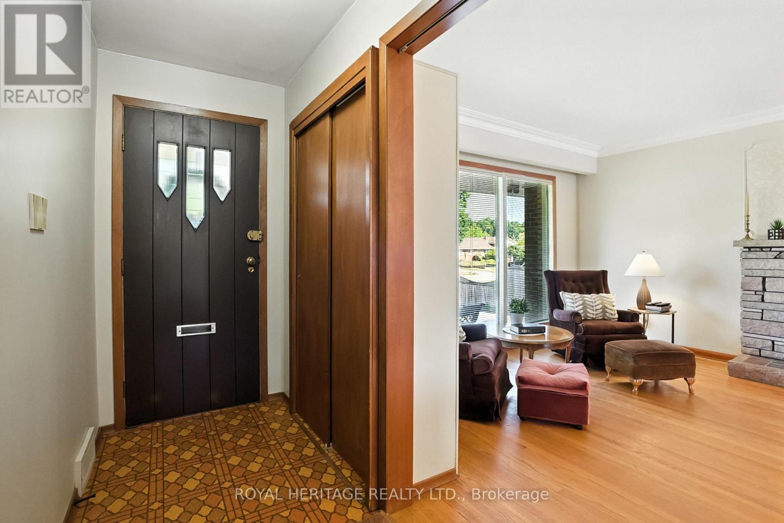 Photo 4 of 186 Meadow Road N, Whitby ON