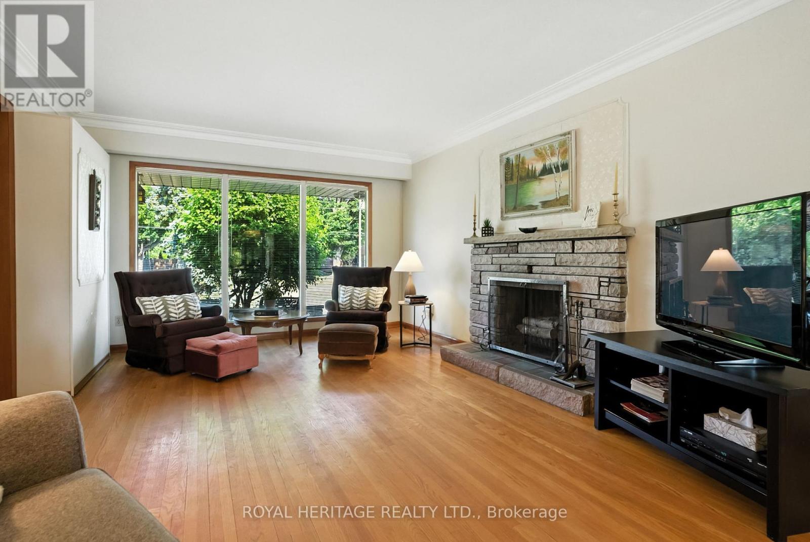 Photo 6 of 186 Meadow Road N, Whitby ON