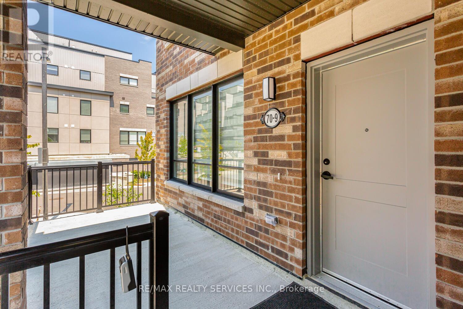 Photo 4 of 9 70 Baynes Way, Bradford West Gwillimbury ON