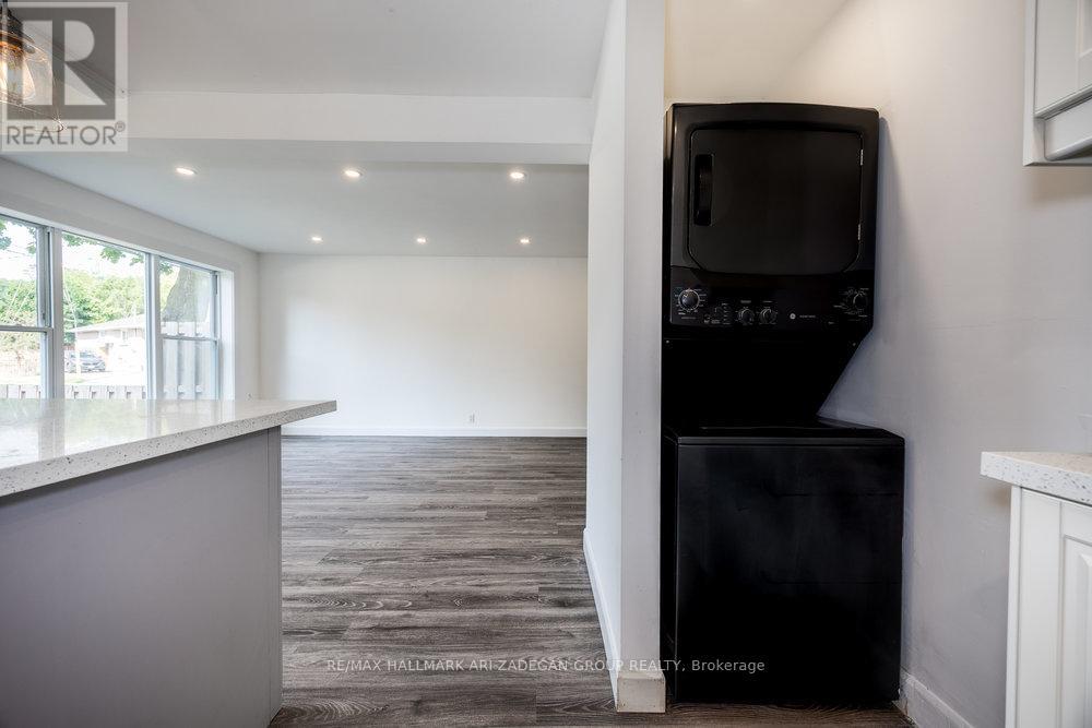 Photo 1 of 47 Newbury Drive, Newmarket ON