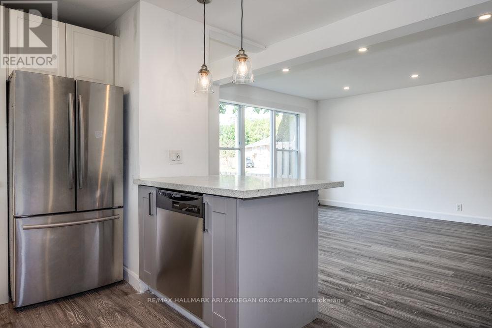 Photo 34 of 47 Newbury Drive, Newmarket ON