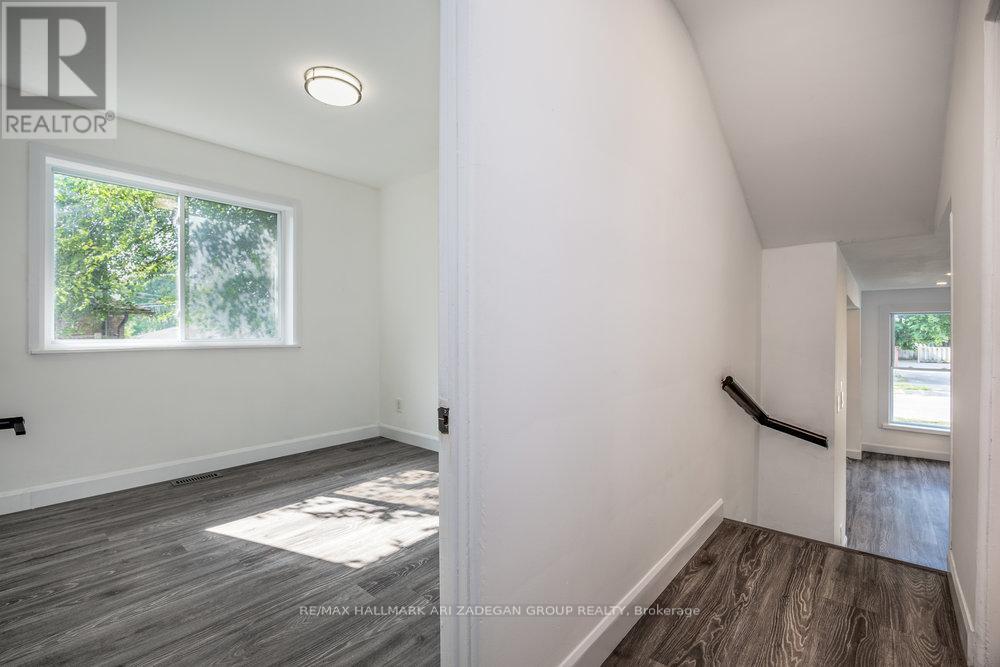 Photo 36 of 47 Newbury Drive, Newmarket ON