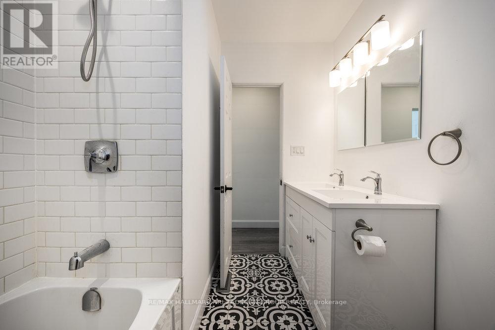 Photo 37 of 47 Newbury Drive, Newmarket ON