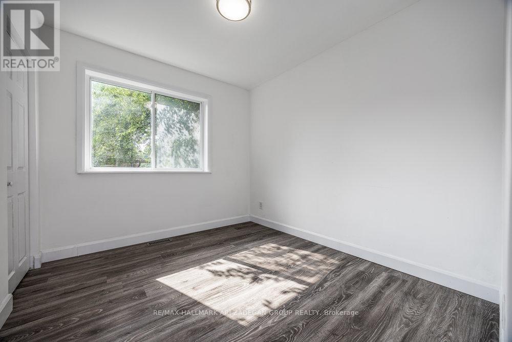 Photo 6 of 47 Newbury Drive, Newmarket ON