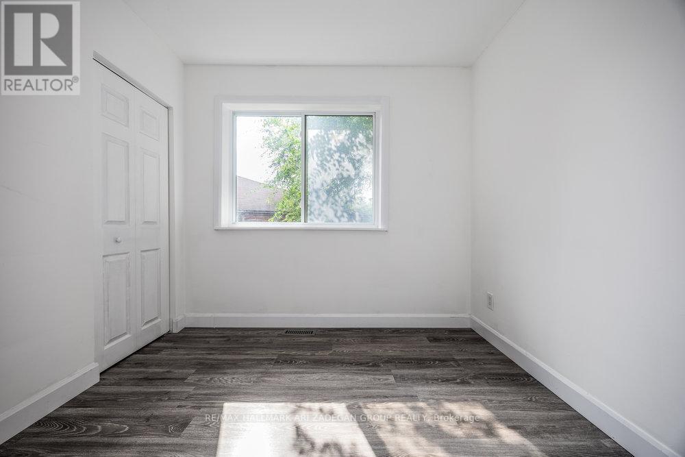 Photo 21 of 47 Newbury Drive, Newmarket ON