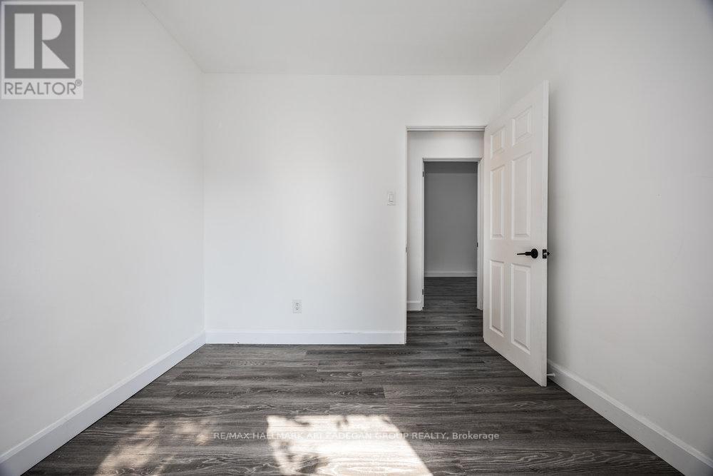 Photo 39 of 47 Newbury Drive, Newmarket ON