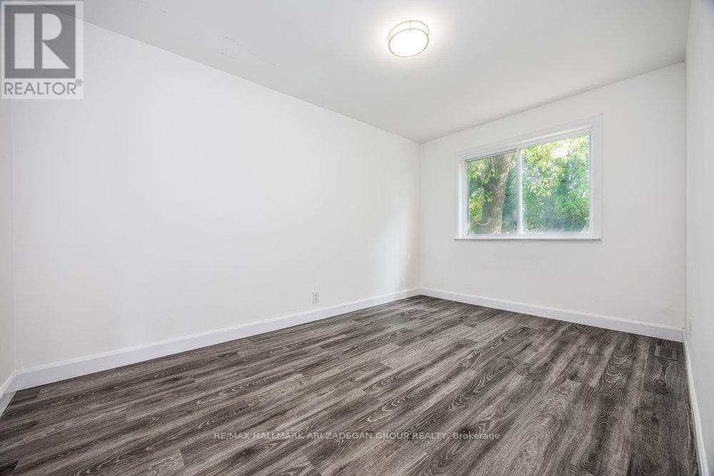 Photo 26 of 47 Newbury Drive, Newmarket ON
