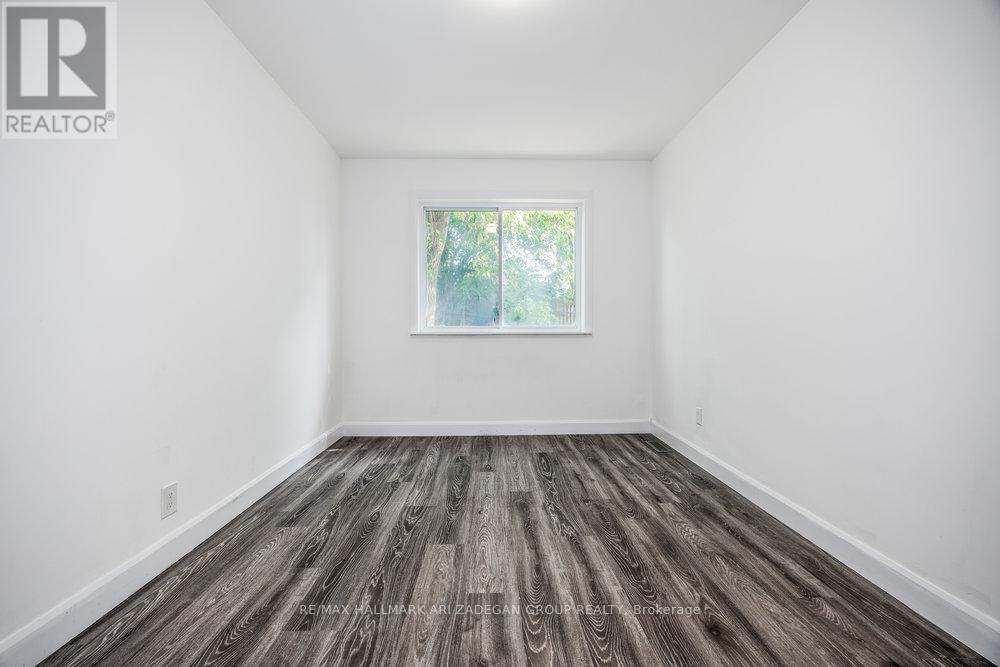 Photo 14 of 47 Newbury Drive, Newmarket ON