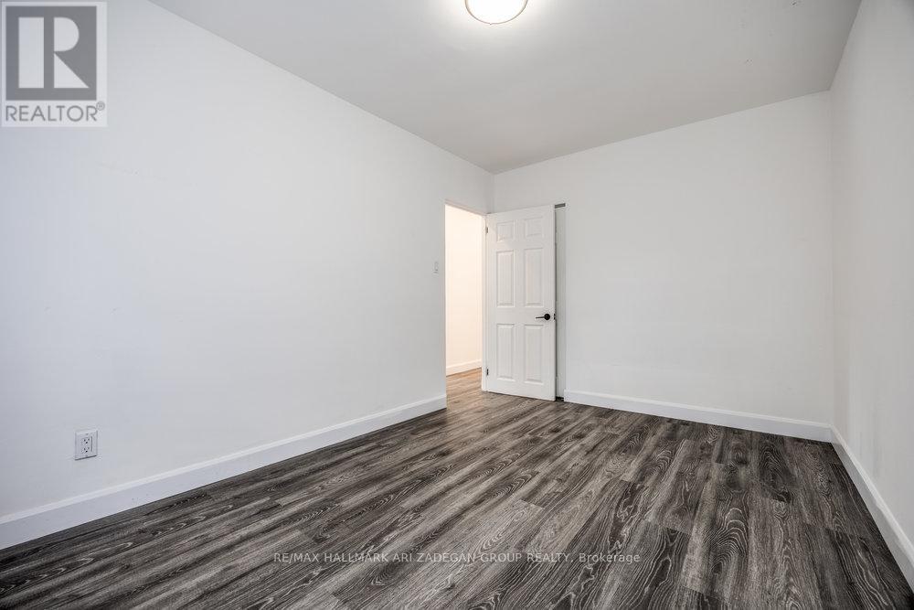 Photo 45 of 47 Newbury Drive, Newmarket ON