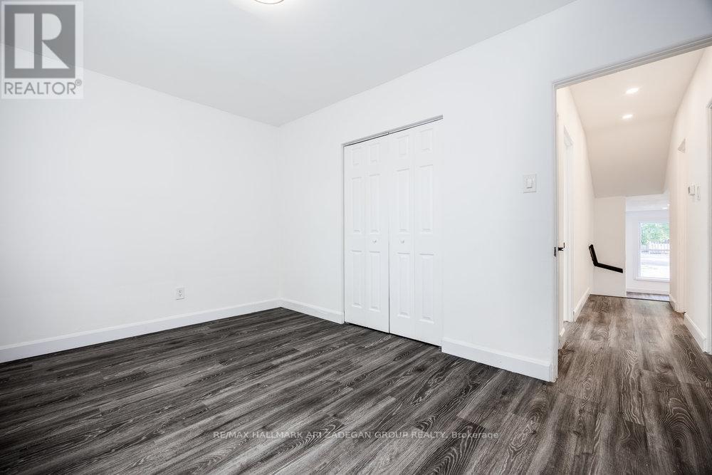 Photo 24 of 47 Newbury Drive, Newmarket ON