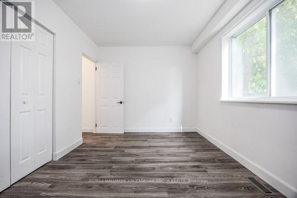 Photo 43 of 47 Newbury Drive, Newmarket ON