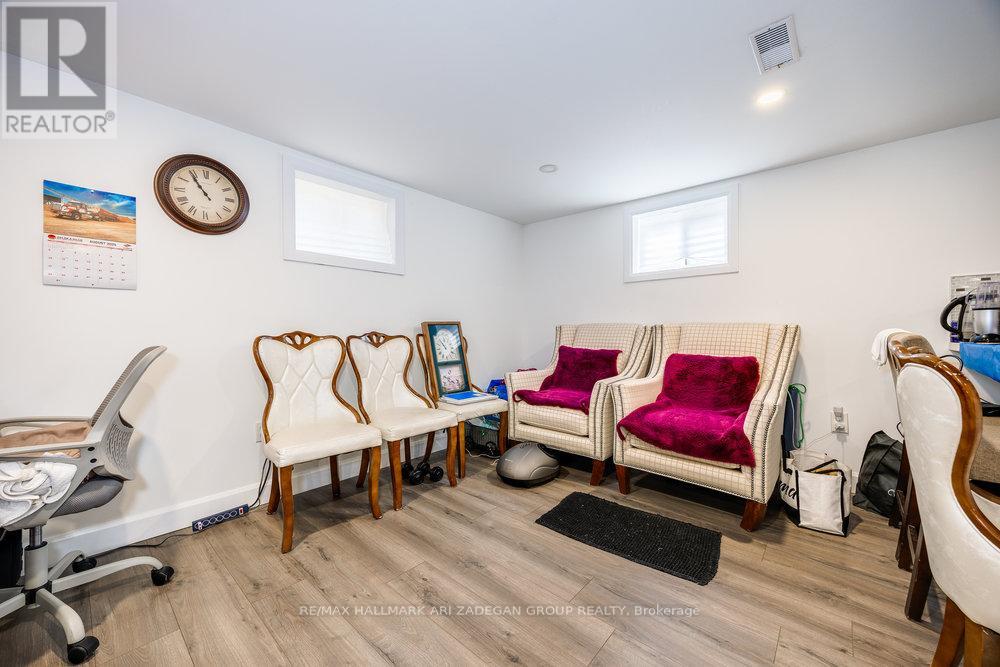 Photo 29 of 47 Newbury Drive, Newmarket ON