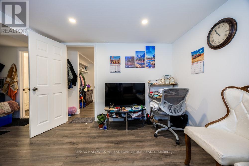 Photo 18 of 47 Newbury Drive, Newmarket ON
