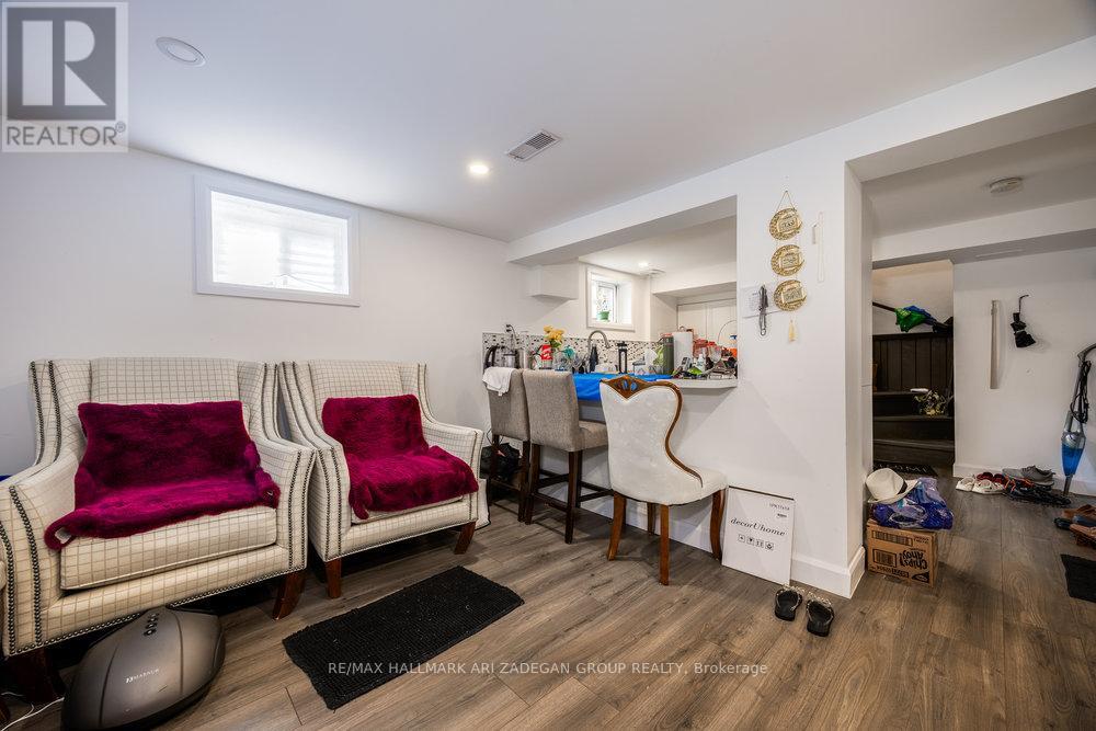 Photo 42 of 47 Newbury Drive, Newmarket ON