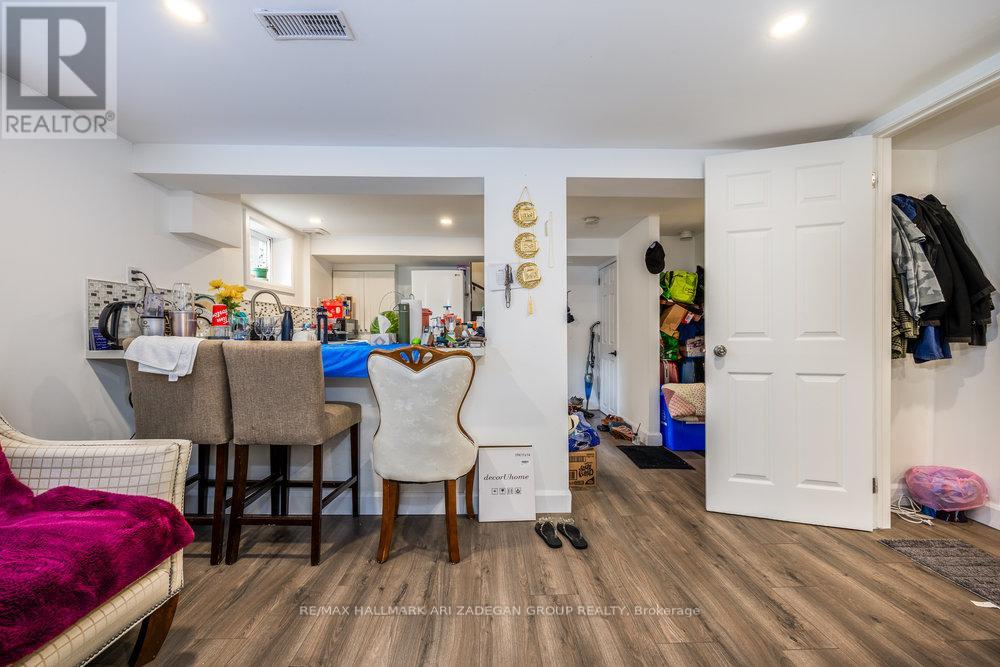 Photo 30 of 47 Newbury Drive, Newmarket ON