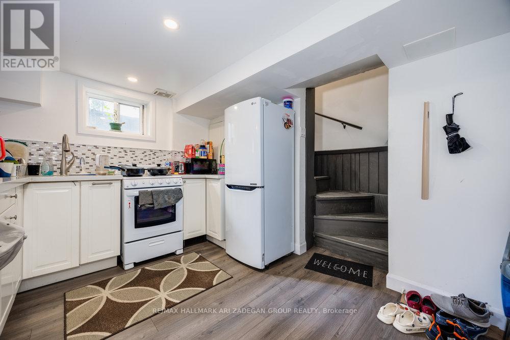 Photo 17 of 47 Newbury Drive, Newmarket ON