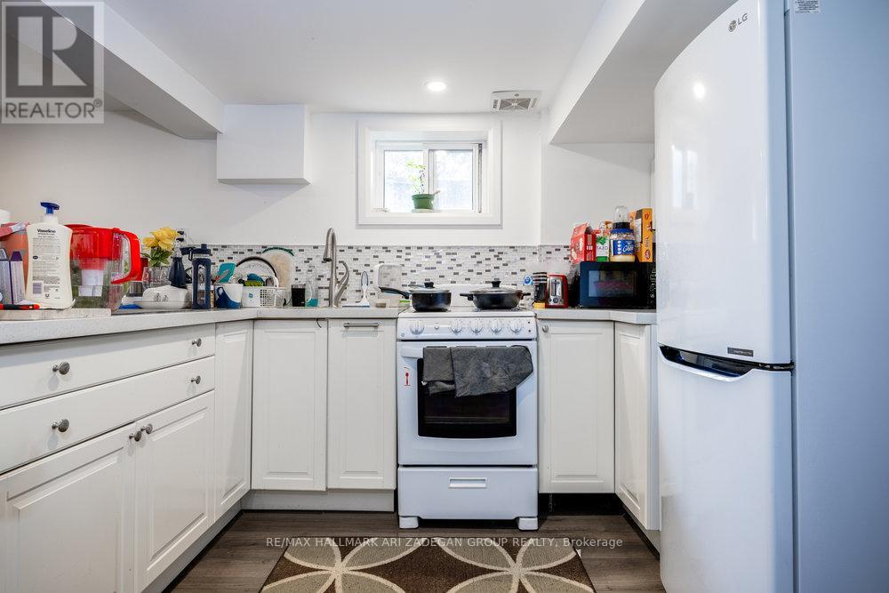 Photo 41 of 47 Newbury Drive, Newmarket ON