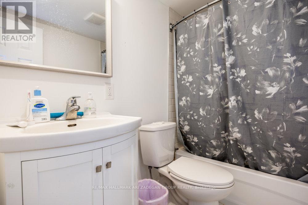 Photo 7 of 47 Newbury Drive, Newmarket ON