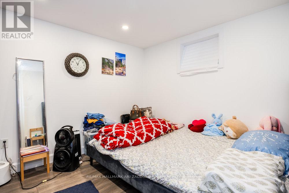Photo 8 of 47 Newbury Drive, Newmarket ON