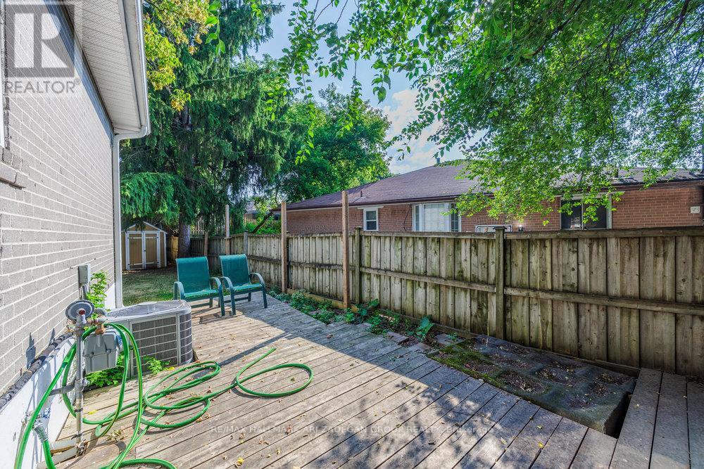 Photo 4 of 47 Newbury Drive, Newmarket ON