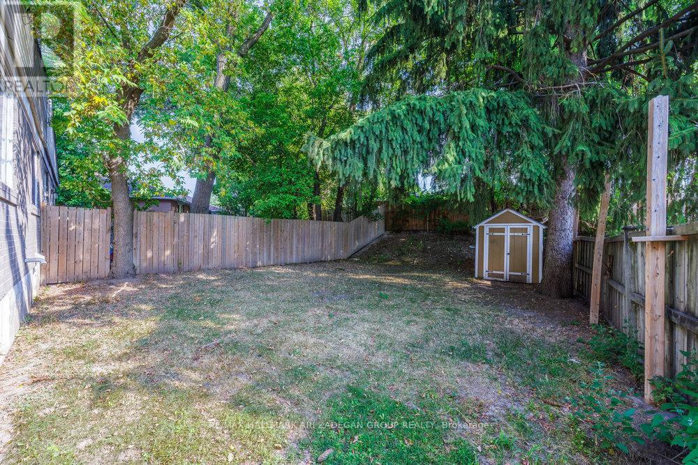 Photo 12 of 47 Newbury Drive, Newmarket ON