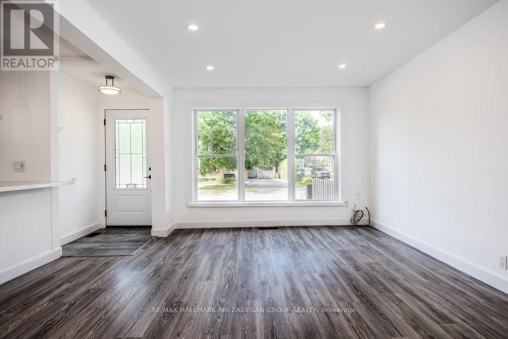 Photo 15 of 47 Newbury Drive, Newmarket ON