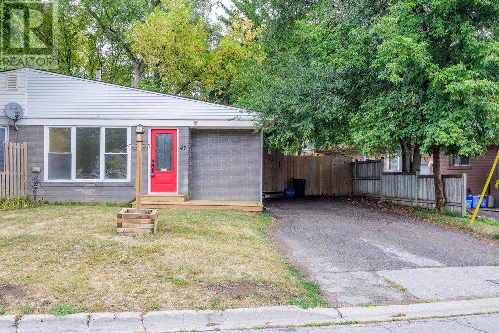 Photo 38 of 47 Newbury Drive, Newmarket ON