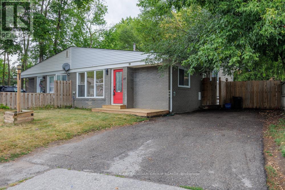 Photo 33 of 47 Newbury Drive, Newmarket ON