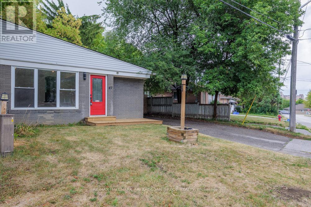 Photo 25 of 47 Newbury Drive, Newmarket ON