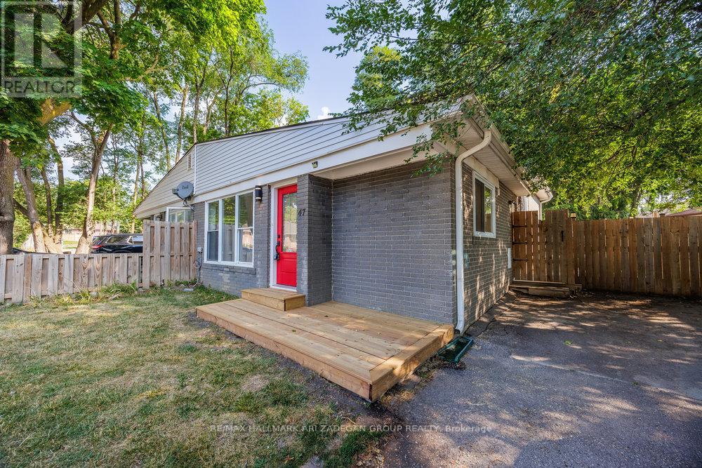 Photo 40 of 47 Newbury Drive, Newmarket ON
