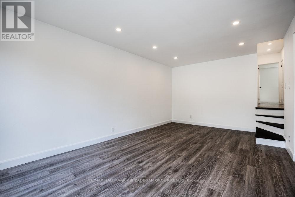 Photo 16 of 47 Newbury Drive, Newmarket ON