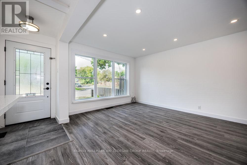 Photo 3 of 47 Newbury Drive, Newmarket ON